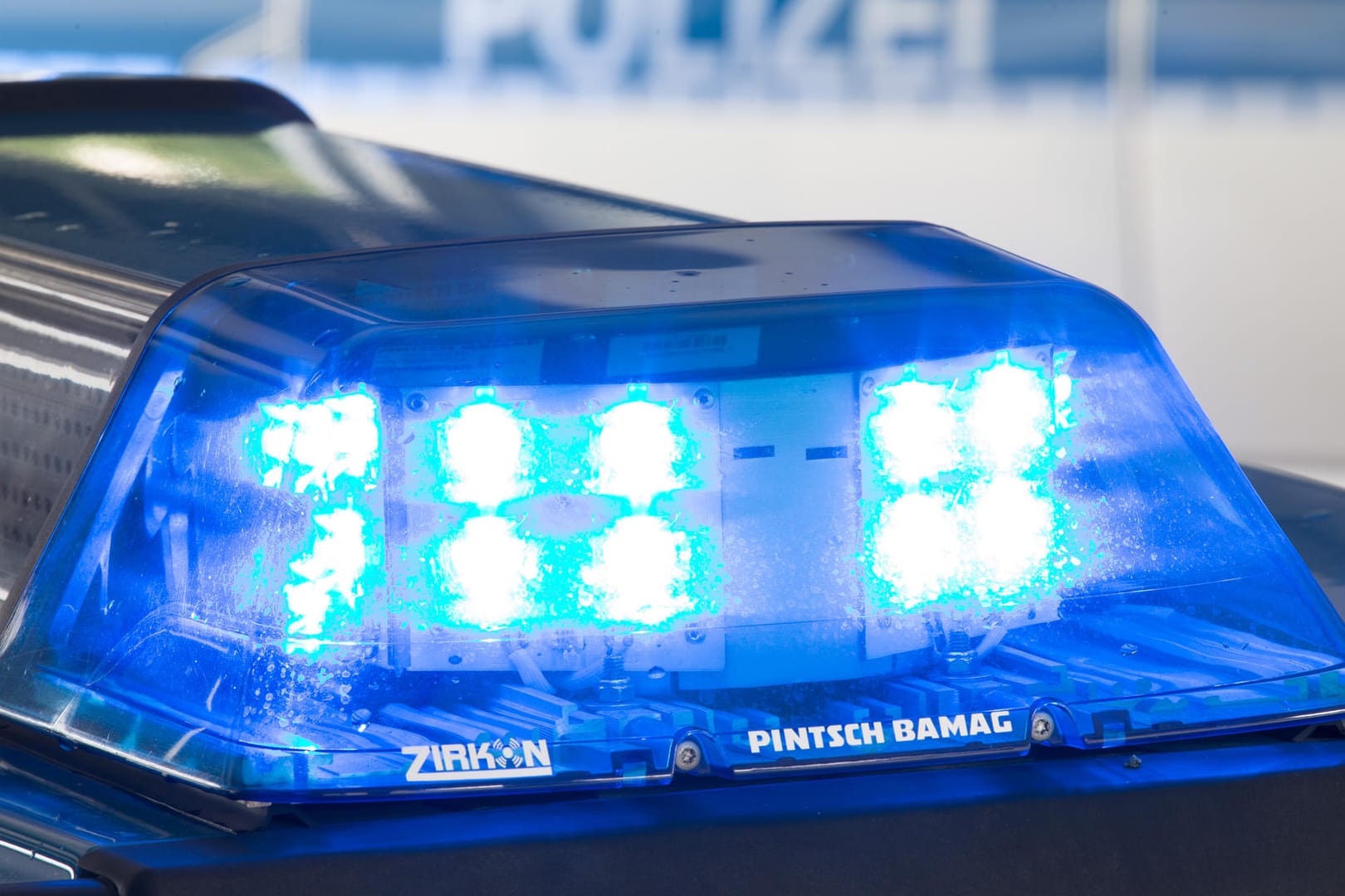 Ein Blaulicht leuchtet auf dem Dach eines Polizeiwagens: Jugendliche haben in Schwalbach-Limbach (Bayern) zwei Polizisten dienstunfähig geprügelt. (Symbolbild)
