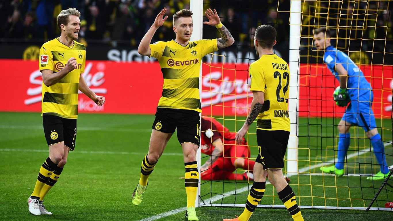 Dortmunder Torjubel: Schürrle (l.), Reus (M.) und Pulisic feiern den 1:0-Treffer gegen Frankfurt.