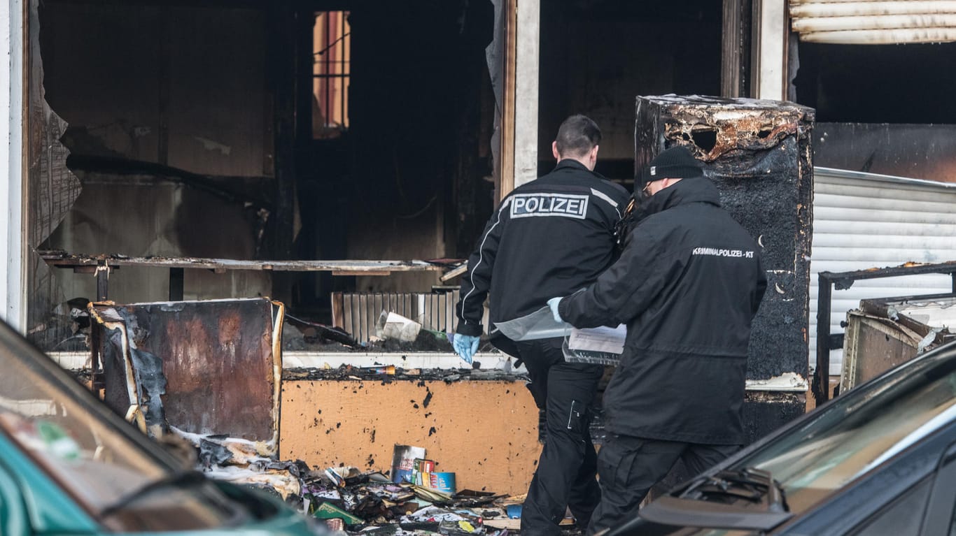 Moscheeanschlag in Berlin: Kriminaltechniker der Polizei gehen in die ausgebrannte „Koca Sinan Camii“-Moschee, die zum Ditib-Verband gehört.
