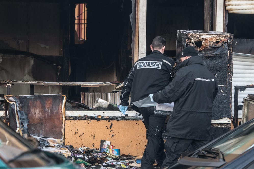Moscheeanschlag in Berlin: Kriminaltechniker der Polizei gehen in die ausgebrannte „Koca Sinan Camii“-Moschee, die zum Ditib-Verband gehört.