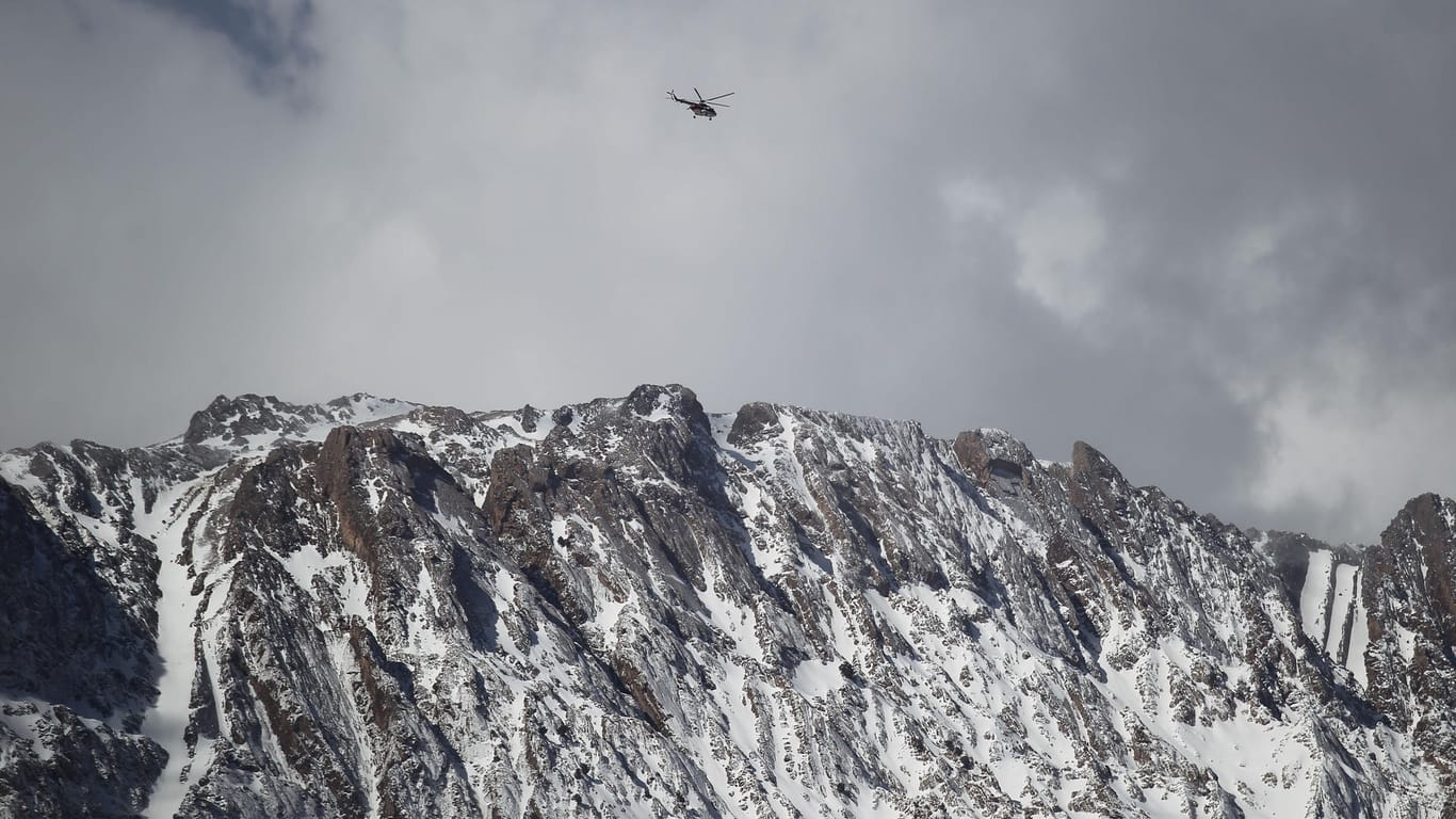Rettungseinsatz in einer iranischen Bergregion: Im Februar stürzte ein Flugzeug mit 65 Insassen im Iran ab, nun sind erneut elf Menschen bei einem Flugzeugabsturz ums Leben gekommen.