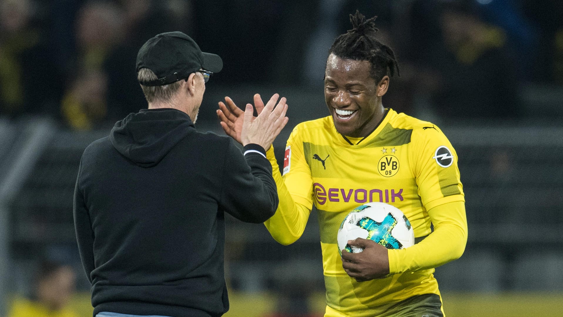 Siegerlächeln bei Michy Batshuayi (r.): Der Stürmer führte Dortmund zu einem 3:2 gegen Frankfurt und klatschte danach mit Trainer Peter Stöger ab.