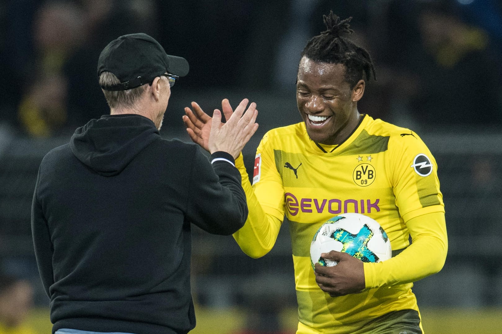 Siegerlächeln bei Michy Batshuayi (r.): Der Stürmer führte Dortmund zu einem 3:2 gegen Frankfurt und klatschte danach mit Trainer Peter Stöger ab.