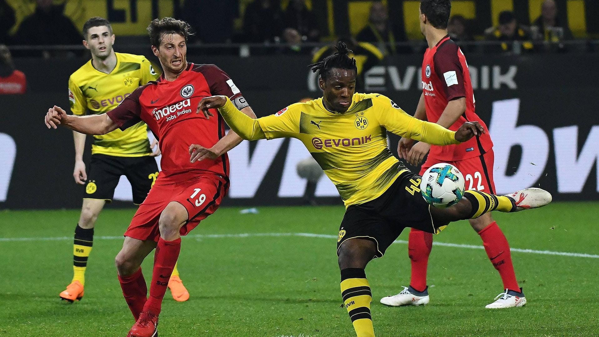 Michy Batshuayi auf dem Weg zum 3:2: Der BVB-Star bewies gegen Frankfurt auch als Joker seine Qualitäten.