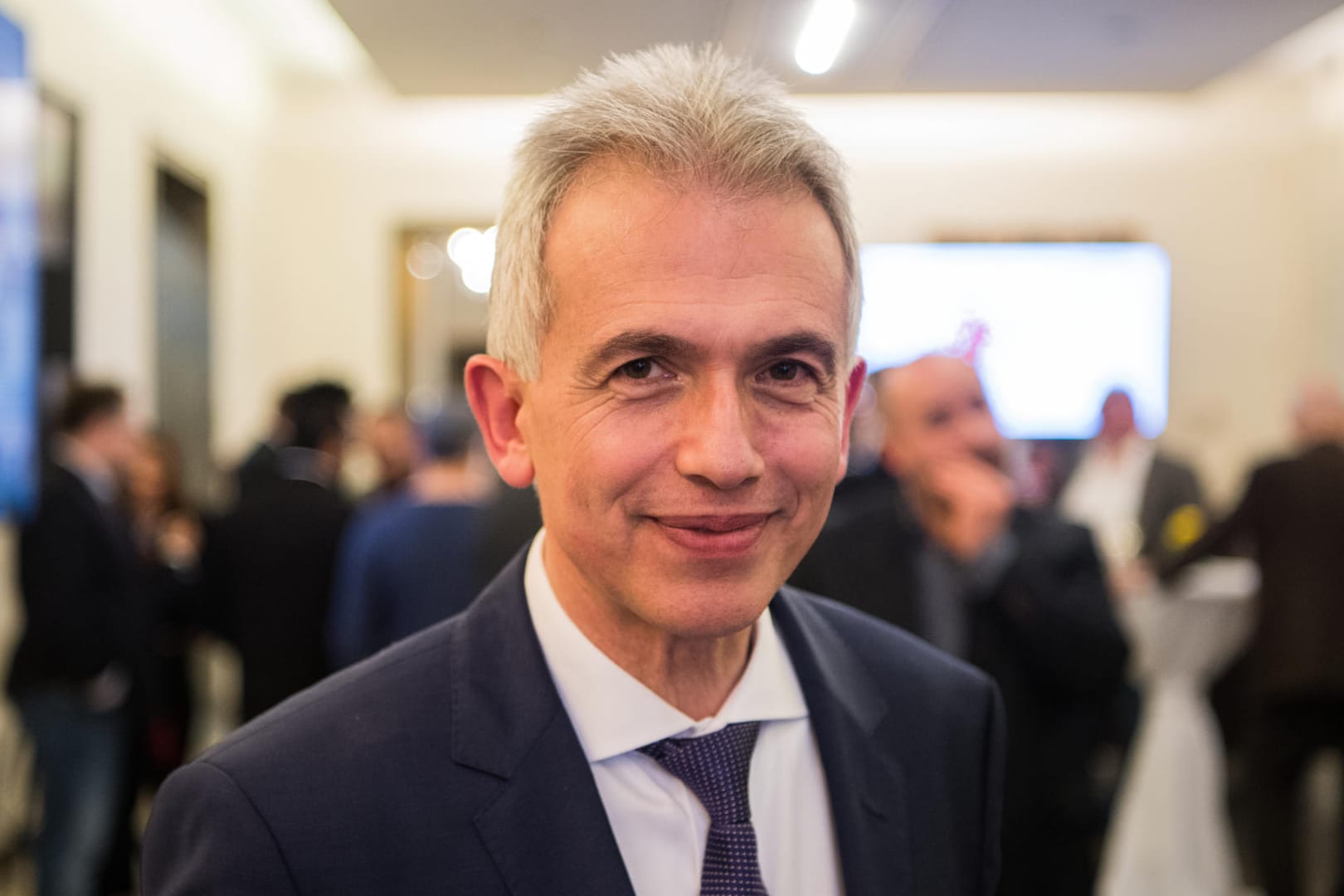 Peter Feldmann (SPD), alter und neuer Oberbürgermeister von Frankfurt am Main, steht im Römer, dem Rathaus von Frankfurt am Main: Der SPD-Politiker wurde in der Oberbürgermeister-Stichwahl mit 70,8 Prozent der Stimmen wiedergewählt.