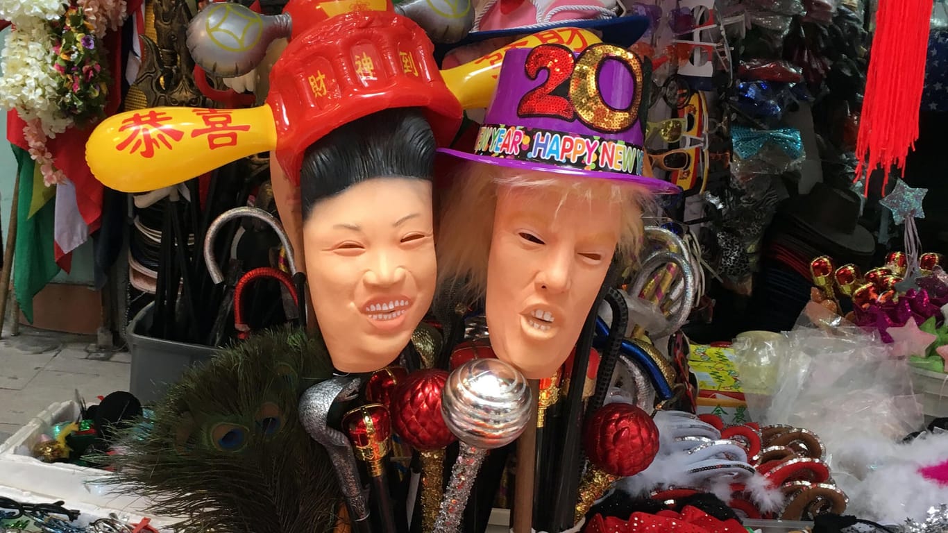 Gummi-Puppen von US-Präsident Donald Trump und dem nordkoreanischen Staatschef Kim Jong-un auf einem Straßen-Markt in Hongkong: Im Mai werden Donald Trump und Kim Jong-un erstmals aufeinander treffen.