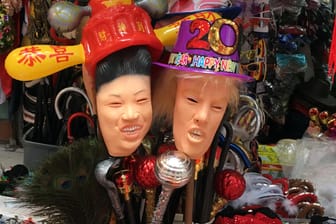 Gummi-Puppen von US-Präsident Donald Trump und dem nordkoreanischen Staatschef Kim Jong-un auf einem Straßen-Markt in Hongkong: Im Mai werden Donald Trump und Kim Jong-un erstmals aufeinander treffen.