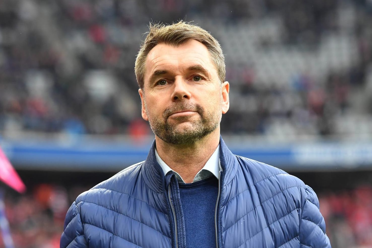 Bernd Hollerbach: Der Blick geht ins Leere. HSV-Coach steht nach der 0:6-Blamage gegen den FC Bayern offenbar vor dem Aus.