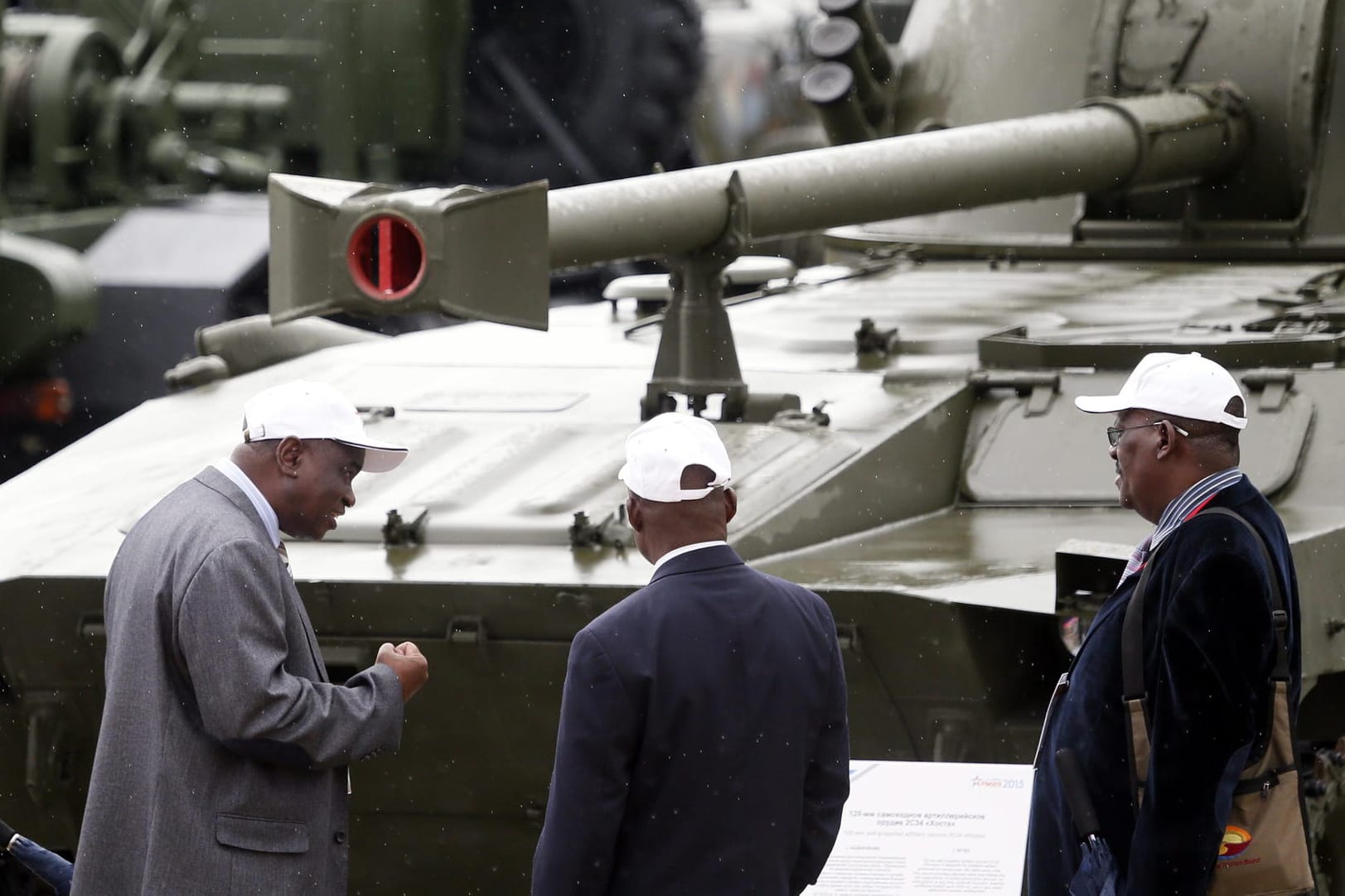 Besucher auf der Rüstungsmesse "Army-2015" im russischen Kubinka: Drei Viertel aller Waffen kamen zwischen 2013 und 2017 aus den USA, Russland, Frankreich, Deutschland und China.