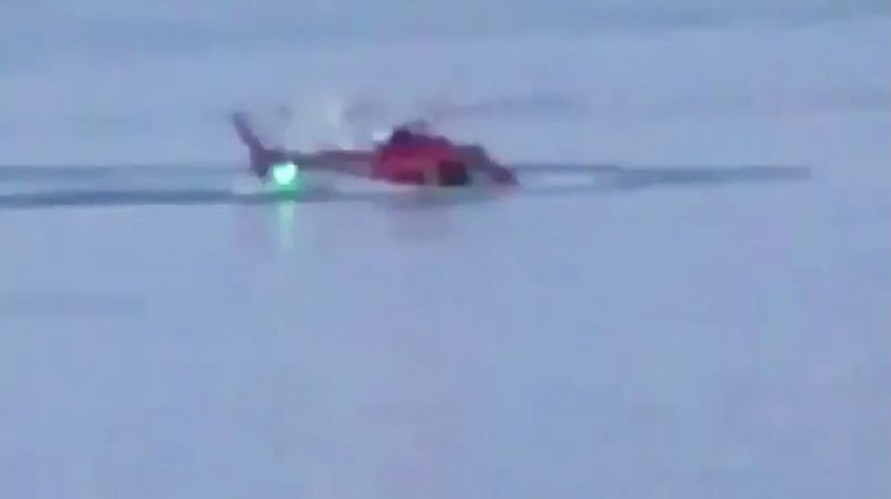Hubschrauberunglück auf dem East River: Die Aufnahme eines Augenzeugen zeigt den Helikopter kurz nach dem Aufschlag auf dem Wasser. Hubschrauberunglück auf dem East River: Die Aufnahme eines Augenzeugen zeigt den Helikopter kurz nach dem Aufschlag auf dem Wasser.