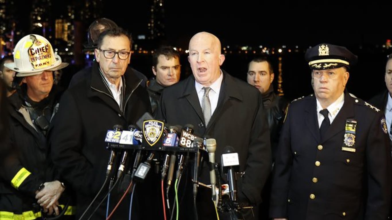 Pressekonferenz nach dem Unglück: Über dem East River in New York ist ein Hubschrauber abgestürzt.