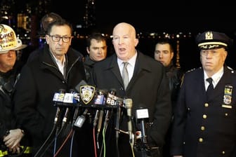 Pressekonferenz nach dem Unglück: Über dem East River in New York ist ein Hubschrauber abgestürzt.