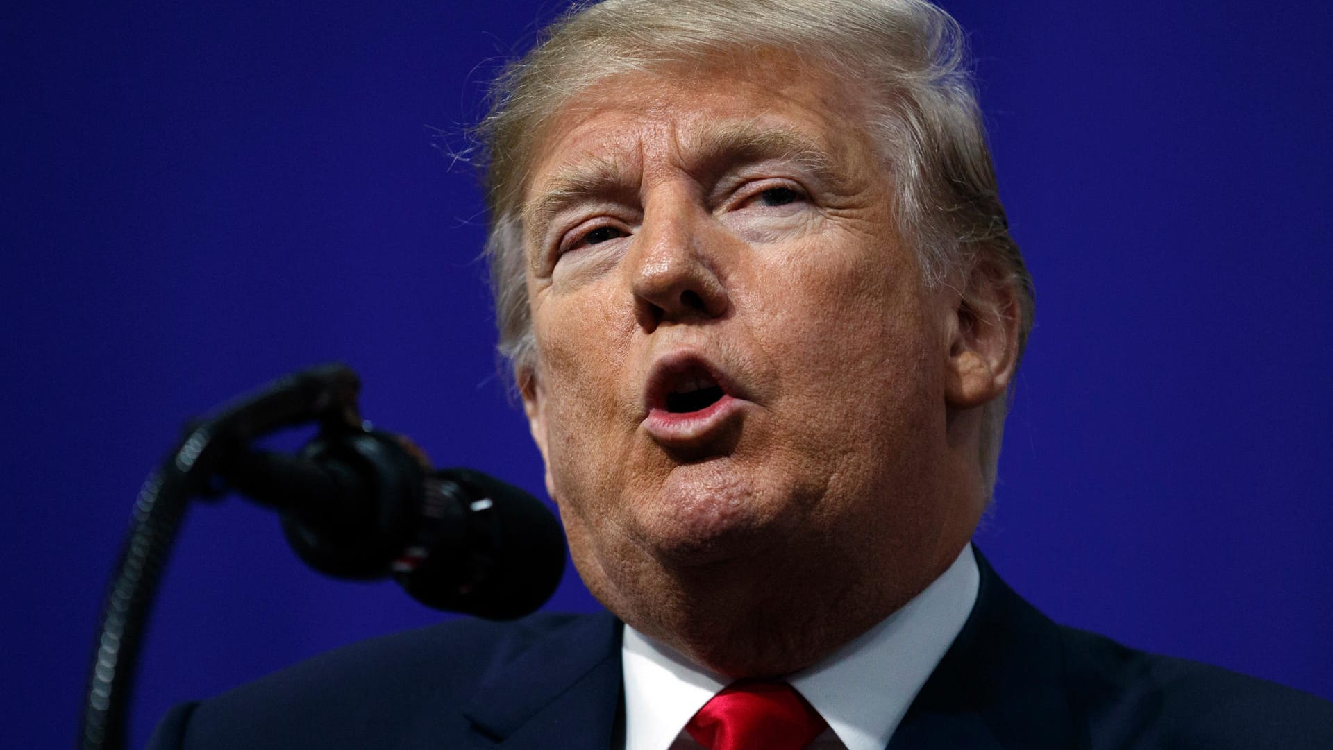 US-Präsident Trump: Nun soll eine Kommission klären, ob ein höheres Mindestalter für Waffenkäufe sinnvoll wäre. US-Präsident Trump: Nun soll eine Kommission klären, ob ein höheres Mindestalter für Waffenkäufe sinnvoll wäre.