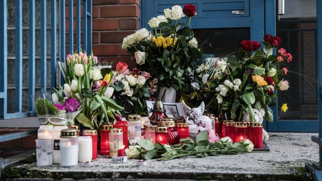 Blumen und Kerzen stehen vor dem Haus in Alt-Hohenschönhausen, in dem das Opfer wohnte. Blumen und Kerzen stehen vor dem Haus in Alt-Hohenschönhausen, in dem das Opfer wohnte.