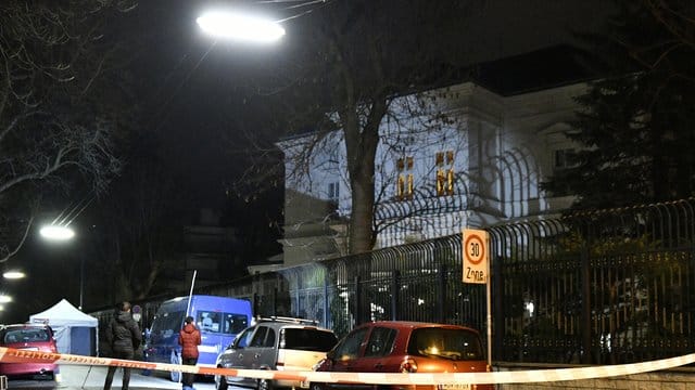 Der Wachposten, der vor dem Gebäude im Wiener Bezirk Hietzing alleine im Dienst gewesen ist, hat zunächst vergeblich Pfefferspray eingesetzt.