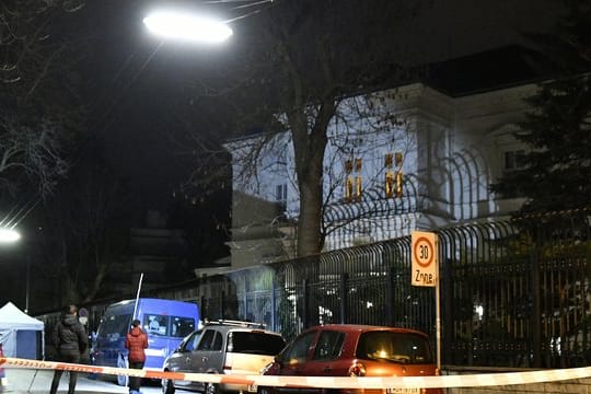 Der Wachposten, der vor dem Gebäude im Wiener Bezirk Hietzing alleine im Dienst gewesen ist, hat zunächst vergeblich Pfefferspray eingesetzt.