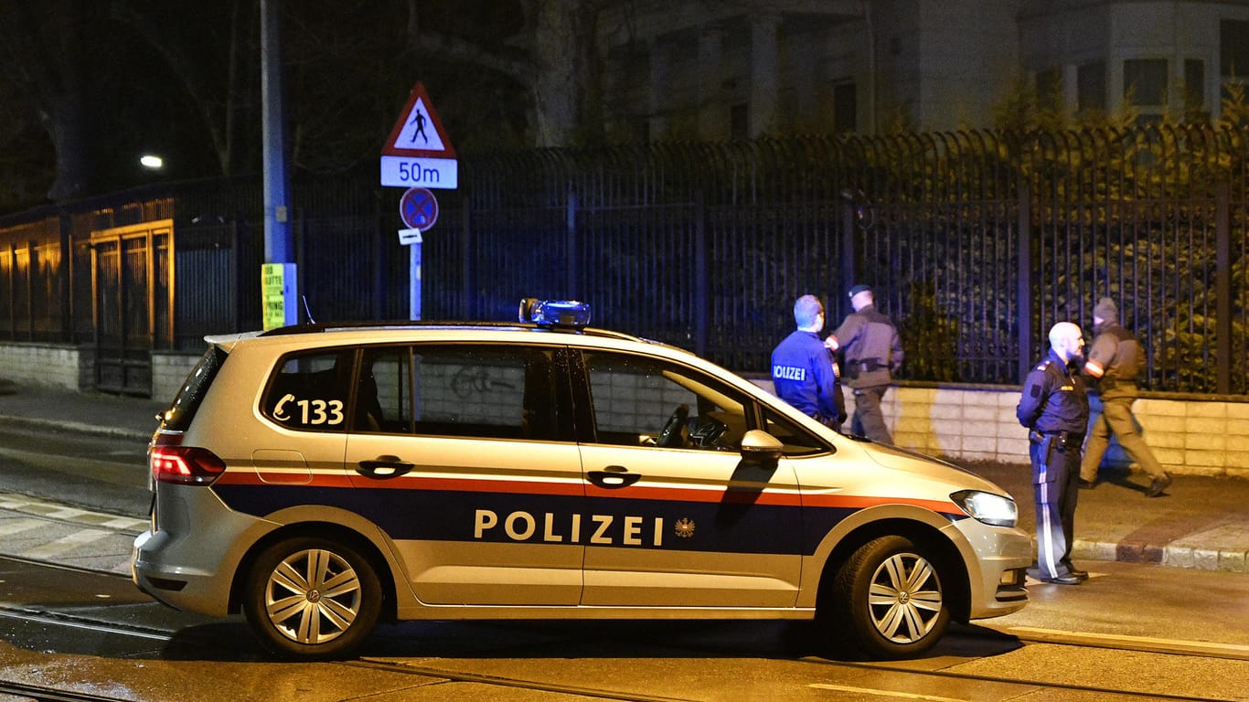 Polizei vor der iranischen Botschaft in Wien: Zunächst versuchte der Soldat, den Angreifer mit Pfefferspray zu stoppen.