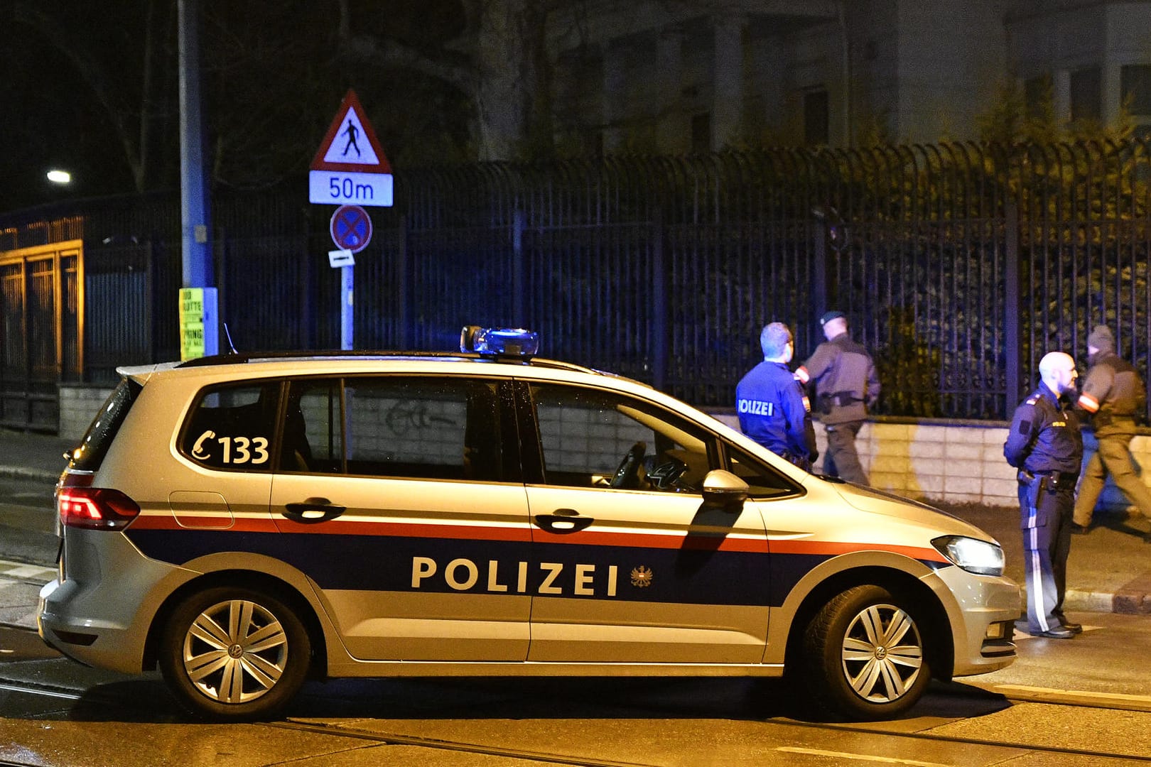 Polizei vor der iranischen Botschaft in Wien: Zunächst versuchte der Soldat, den Angreifer mit Pfefferspray zu stoppen.