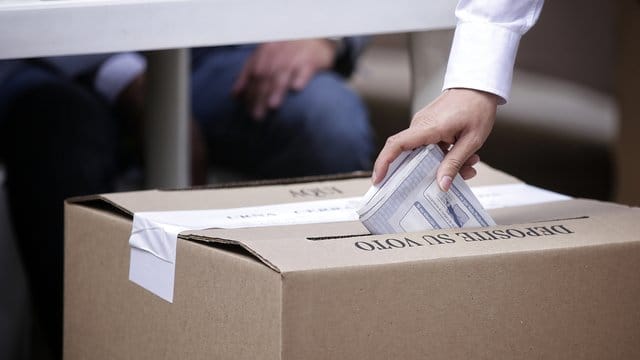 Ein Wähler gibt seine Stimme ab: Kolumbien bestimmt erstmals seit dem Friedensschluss mit der linken Farc-Guerilla ein neues Parlament. Ein Wähler gibt seine Stimme ab: Kolumbien bestimmt erstmals seit dem Friedensschluss mit der linken Farc-Guerilla ein neues Parlament.