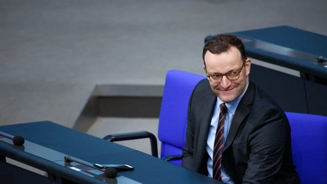 Spahn hatte die Debatte um den Aufnahmestopp für Ausländer an der Essener Tafel kritisiert. Spahn hatte die Debatte um den Aufnahmestopp für Ausländer an der Essener Tafel kritisiert.