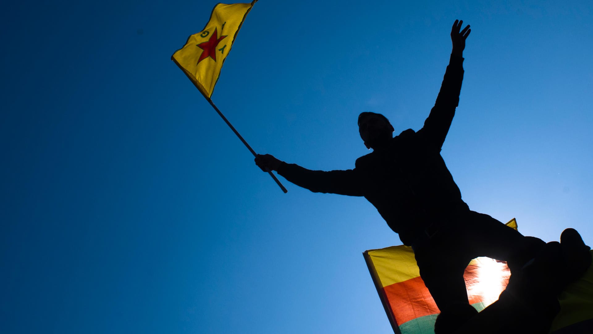 Pro-kurdischer Demonstrant in Berlin: Der Konflikt um das nordsyrische Afrin belastet auch in Europa immer stärker das Verhältnis zwischen Kurden und Türken. Pro-kurdischer Demonstrant in Berlin: Der Konflikt um das nordsyrische Afrin belastet auch in Europa immer stärker das Verhältnis zwischen Kurden und Türken.