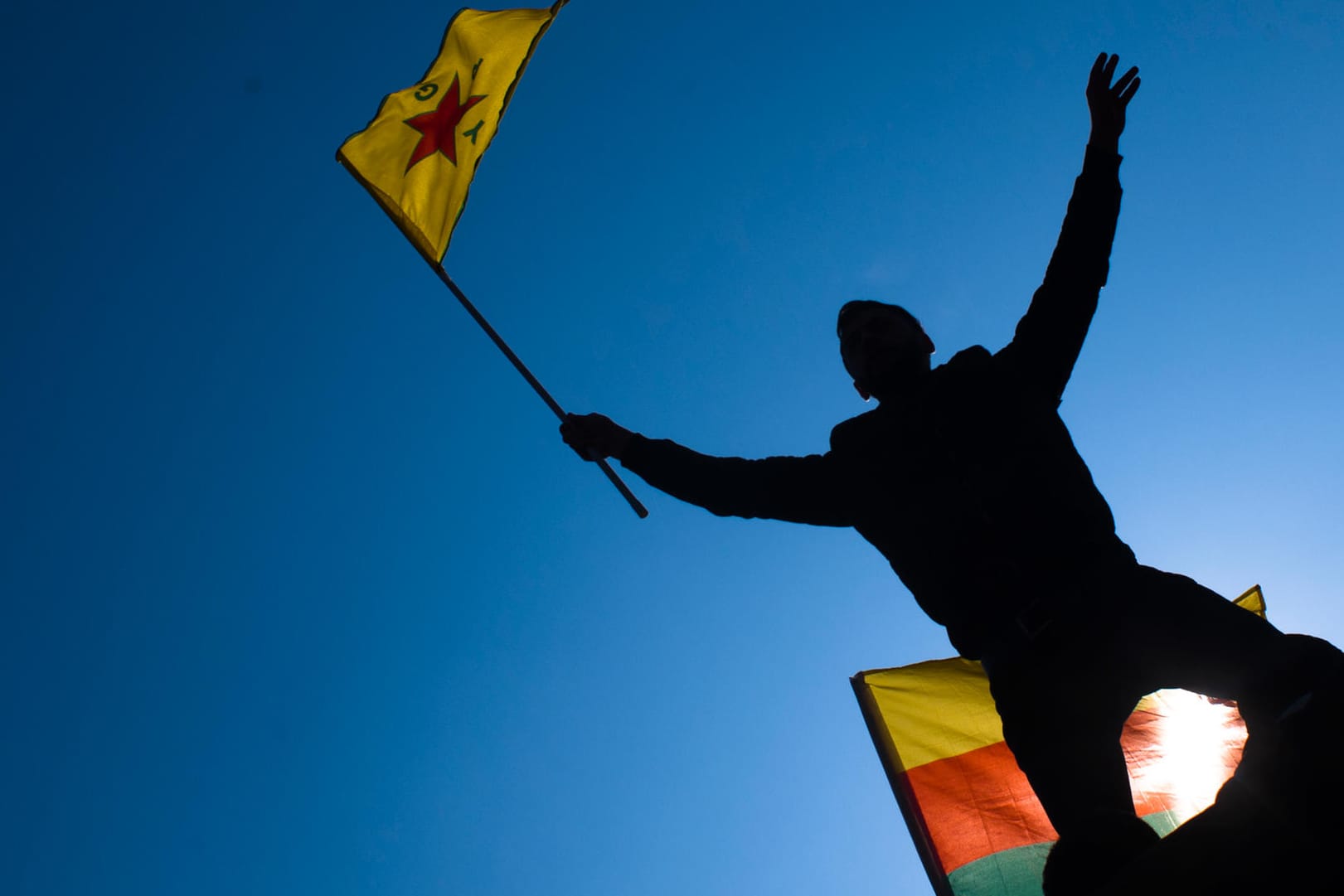 Pro-kurdischer Demonstrant in Berlin: Der Konflikt um das nordsyrische Afrin belastet auch in Europa immer stärker das Verhältnis zwischen Kurden und Türken.