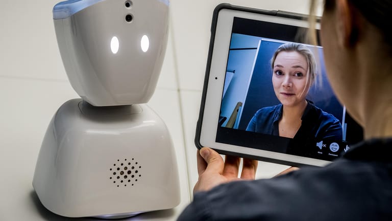 Der Schul-Roboter und seine Entwicklerin Karen Dolva: Mit diesem Roboter können bald schwer kranke Kinder weiter am Unterricht teilnehmen.