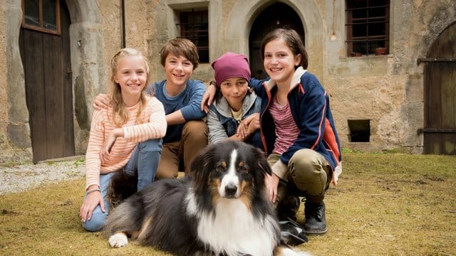 Die Fünf Freunde Anne (Amelie Lammers), Julian (Marinus Hohmann), Dick (Ron Antony Renzenbrink), George (Allegra Tinnefeld) und Hund Timmy.