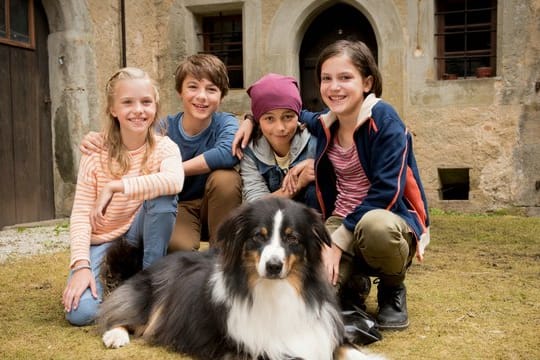 Die Fünf Freunde Anne (Amelie Lammers), Julian (Marinus Hohmann), Dick (Ron Antony Renzenbrink), George (Allegra Tinnefeld) und Hund Timmy.