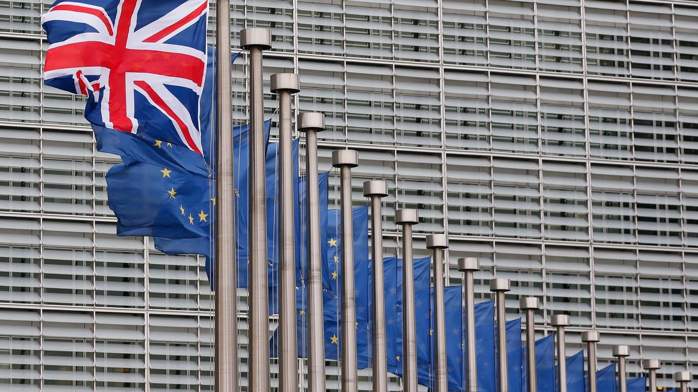 Neben vielen Flaggen der EU, weht nur eine Großbritanniens vor dem Gebäude der Europäischen Kommission: Deutschland erwartet Kosten in Milliardenhöhe durch den Brexit.