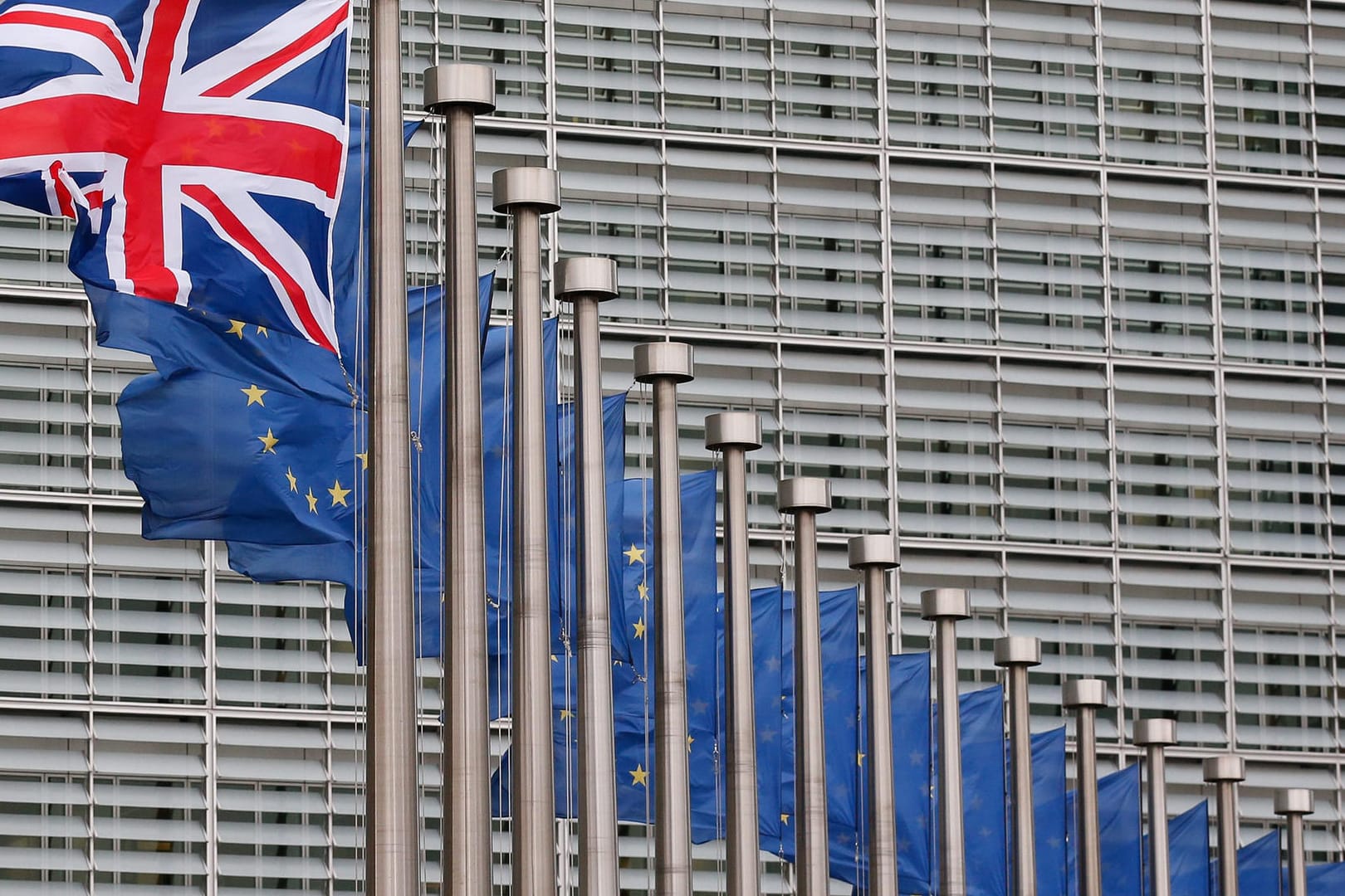 Neben vielen Flaggen der EU, weht nur eine Großbritanniens vor dem Gebäude der Europäischen Kommission: Deutschland erwartet Kosten in Milliardenhöhe durch den Brexit.