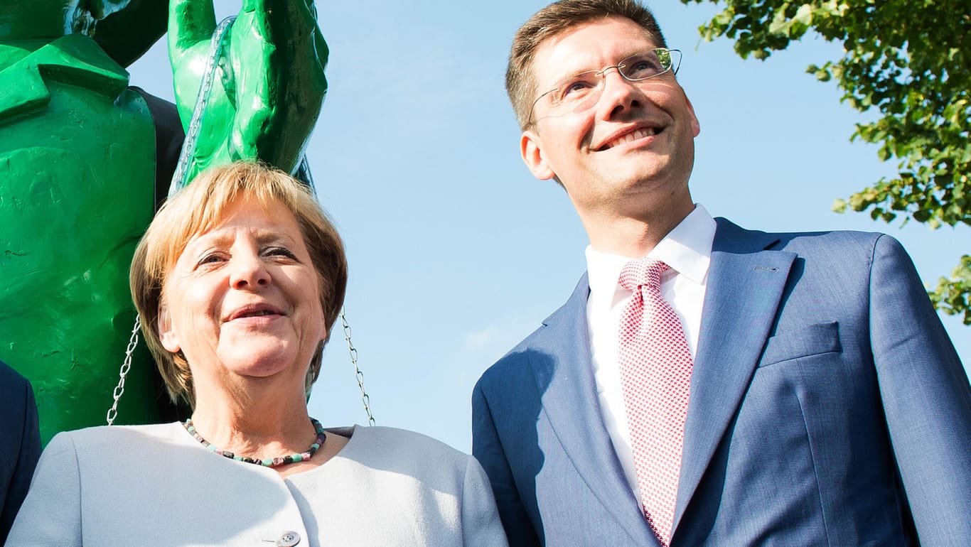 Bundeskanzlerin Angela Merkel und ihr neuer Ostbeuaftragter Christian Hirte (beide CDU): Der 41-jährige Jurist aus Thüringen löst die SPD-Politikerin Iris Gleicke ab.