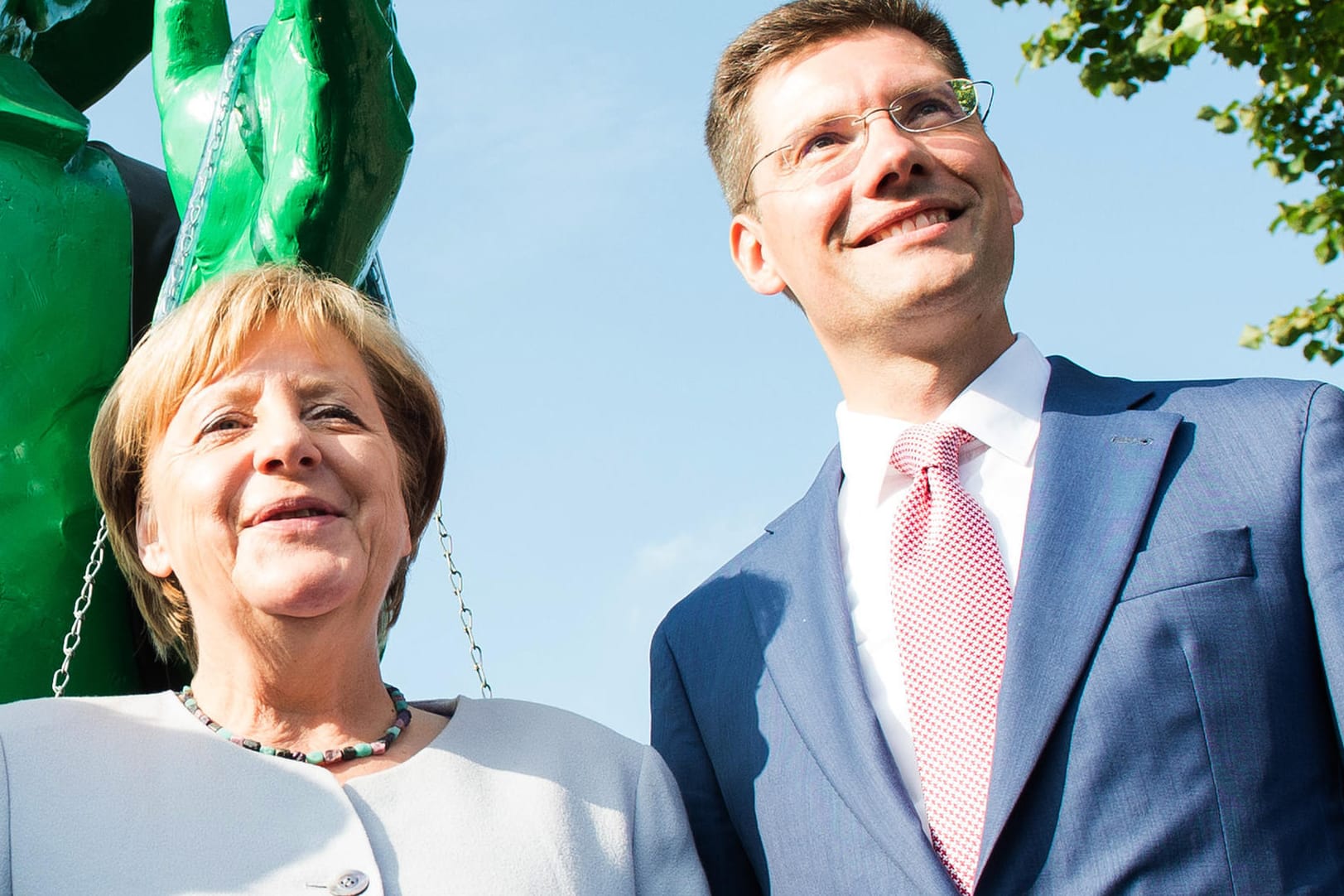 Bundeskanzlerin Angela Merkel und ihr neuer Ostbeuaftragter Christian Hirte (beide CDU): Der 41-jährige Jurist aus Thüringen löst die SPD-Politikerin Iris Gleicke ab.
