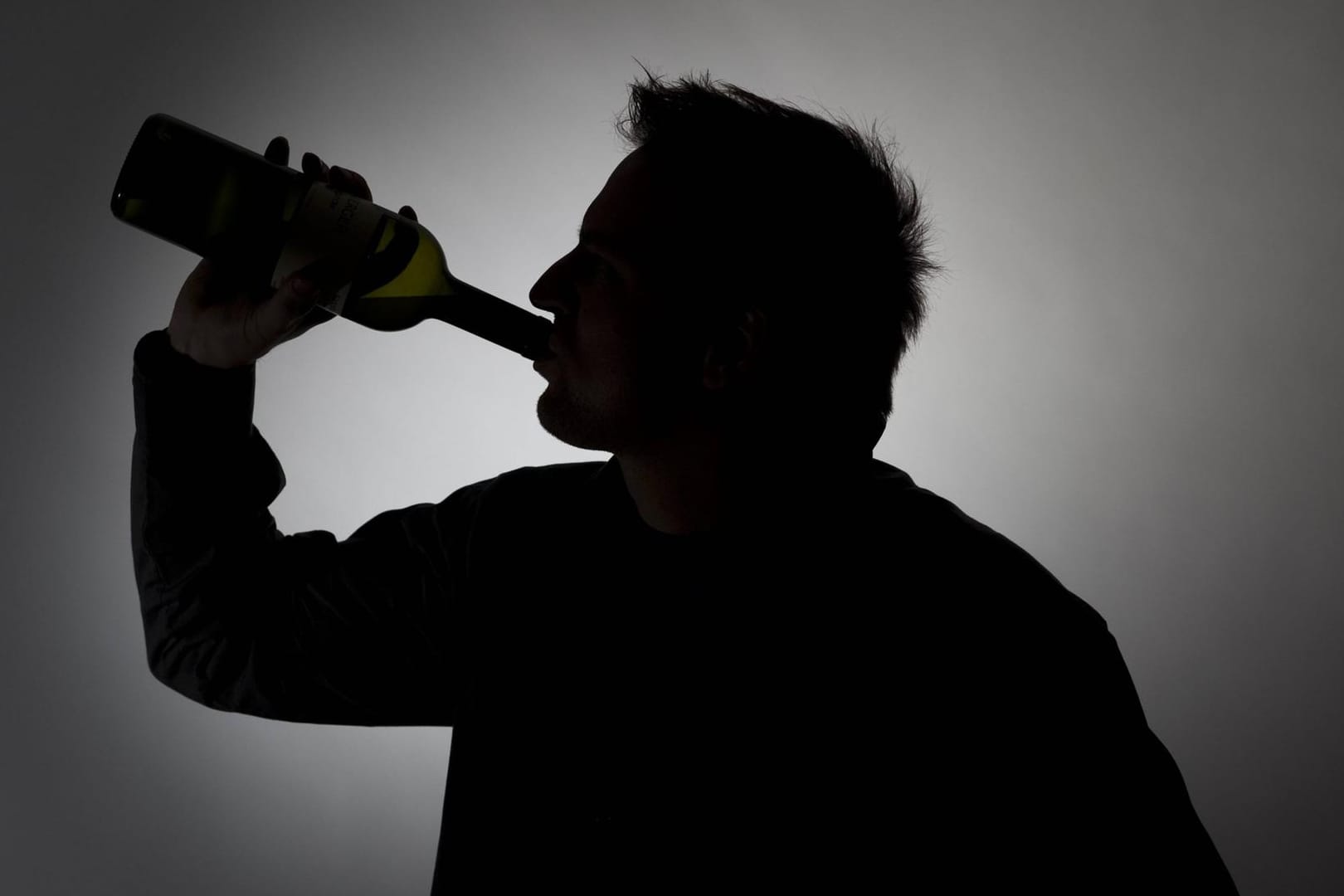Ein Mann trink Wein aus der Flasche: So hat es auch ein 67-jähriger Passagier gemacht, der sein Getränk nicht am Flughafen abgeben wollte, verreisen durfte er jedoch nicht.
