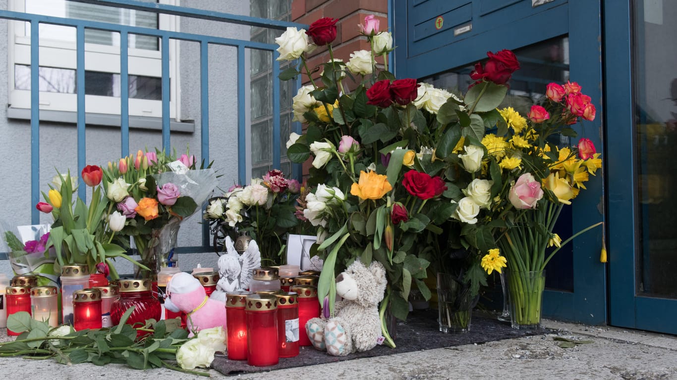Blumen und Kerzen am Tartort: Die 14-Jährige Keira wurde in ihrer Wohnung im Berliner Stadtteil Alt-Hohenschönhausen erstochen.