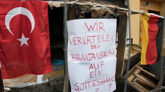 Plakate und Flaggen hängen vor einer Moschee an in Berlin-Reinickendorf, auf die ein Brandanschlag verübt wurde.