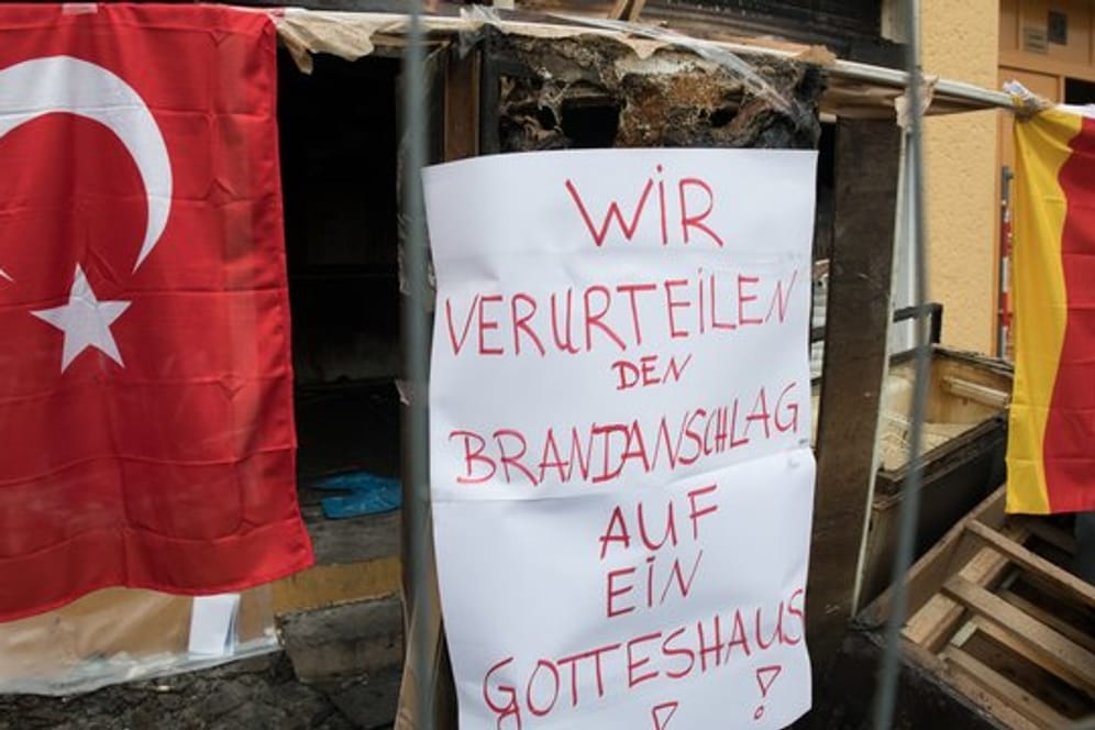 Plakate und Flaggen hängen vor einer Moschee an in Berlin-Reinickendorf, auf die ein Brandanschlag verübt wurde.