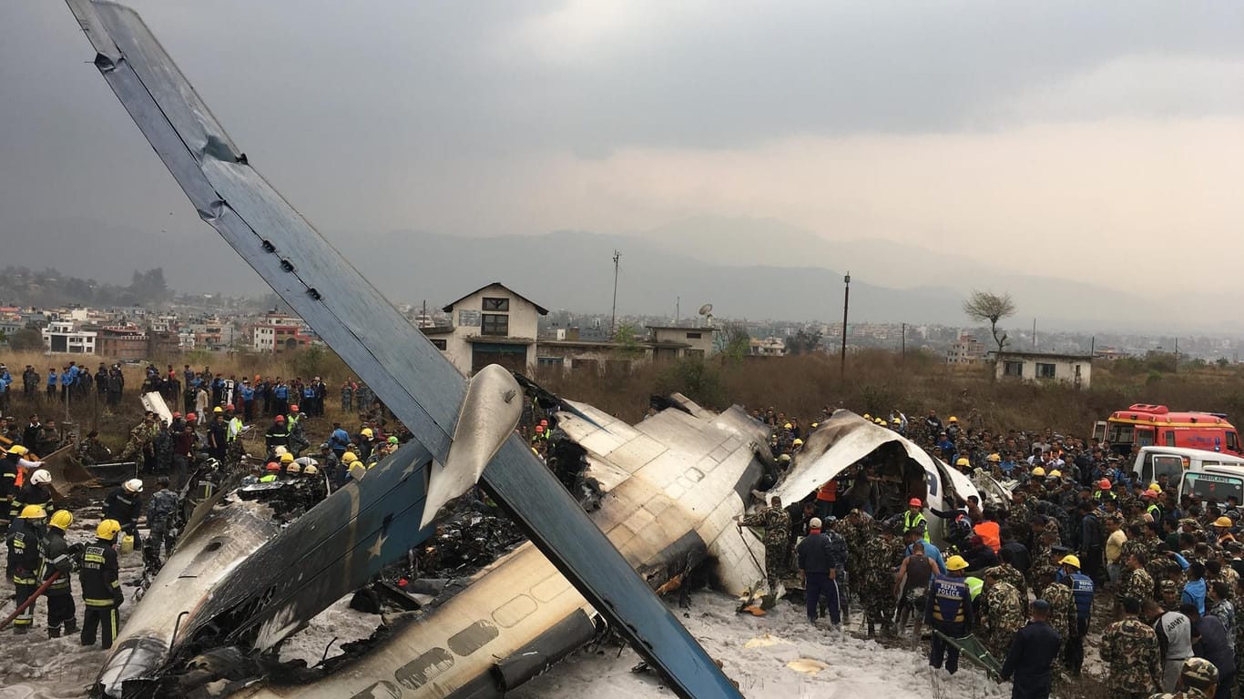 Das in Nepal abgestürzte Passagierflugzeug: Passagiere werden vermisst.