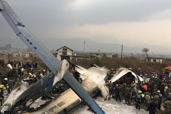 Das in Nepal abgestürzte Passagierflugzeug: Passagiere werden vermisst.