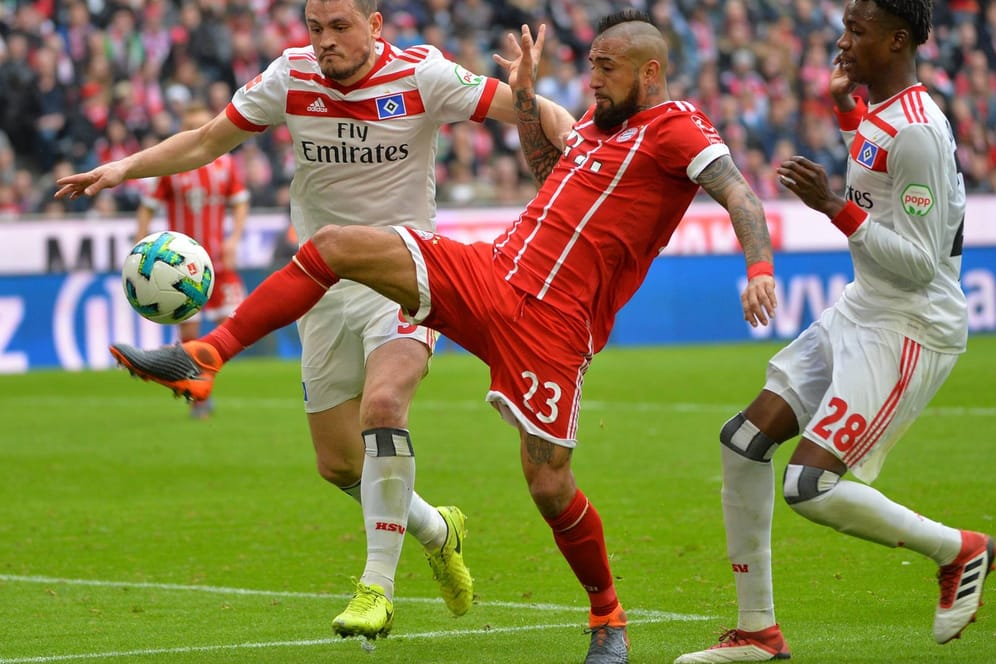 Spitzname "Der Krieger": Arturo Vidal (M.) hat für Bayern München bisher 121 Ligapartien absolviert und fällt besonders durch seine kompromisslose Spielweise auf.