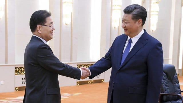 Xi Jinping empfängt Südkoreas nationalen Sicherheitsberater Chung Eui Yong in der Großen Halle des Volkes. Xi Jinping empfängt Südkoreas nationalen Sicherheitsberater Chung Eui Yong in der Großen Halle des Volkes.