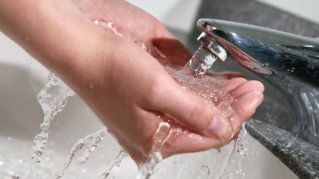 Leitungswasser (Symbolbild): Im bevölkerungsreichsten Bundesland dürfen die Kommunen mit Trinkwasser keine Gewinne erzielen.