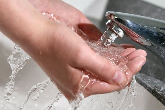 Leitungswasser (Symbolbild): Im bevölkerungsreichsten Bundesland dürfen die Kommunen mit Trinkwasser keine Gewinne erzielen.