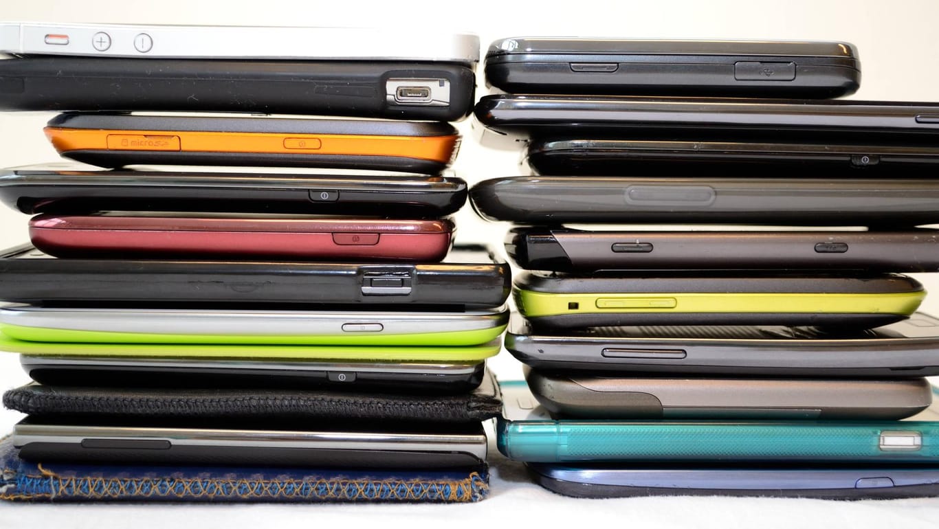 Alte Smartphones: Immer mehr Geräte stapeln sich in Schubladen.