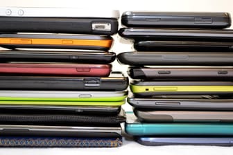 Alte Smartphones: Immer mehr Geräte stapeln sich in Schubladen.