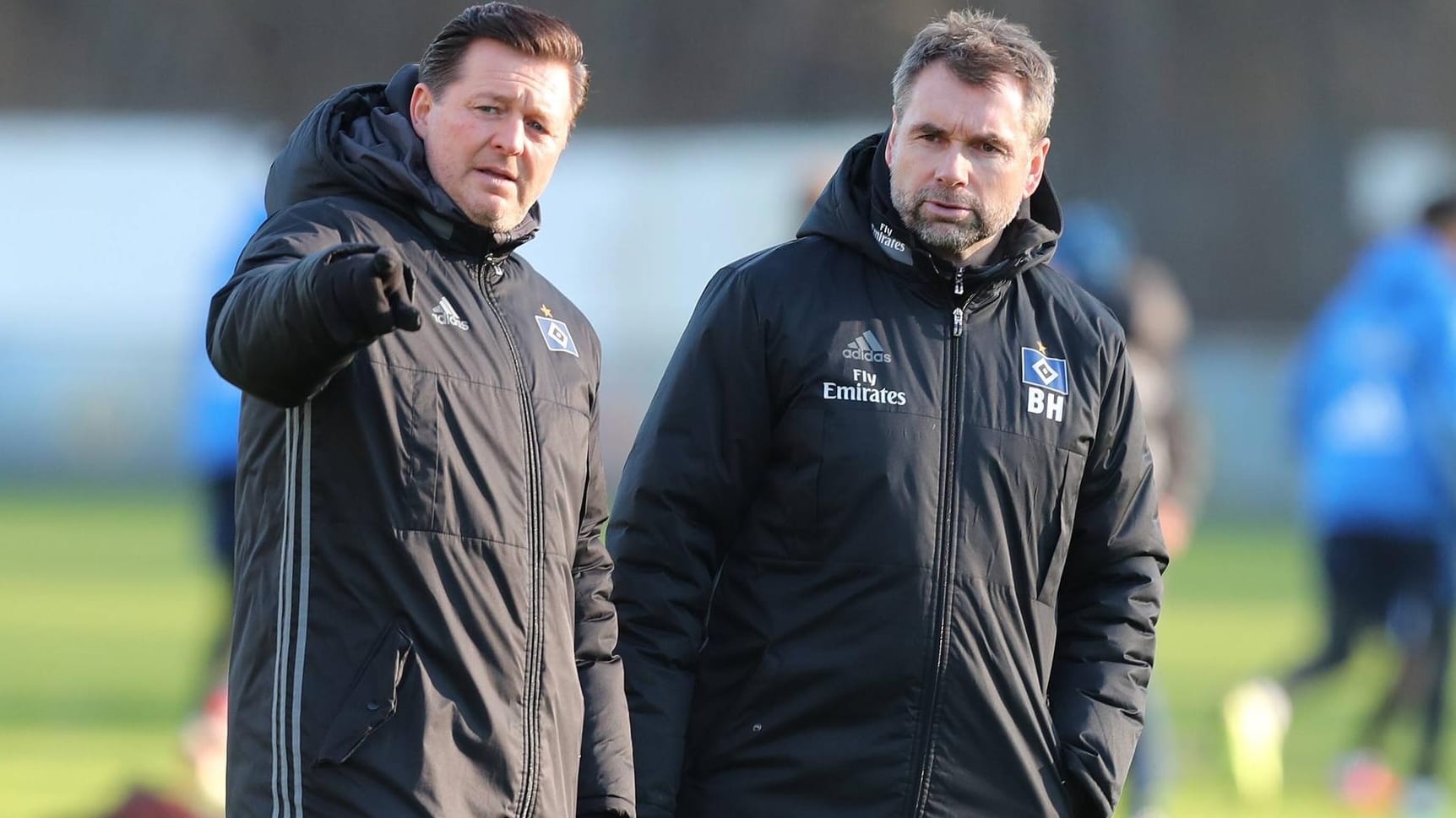 Christian Titz (l.) und Bernd Hollerbach beim Trainingsspiel zwischen den Profis und der U21 des HSV Anfang Februar.