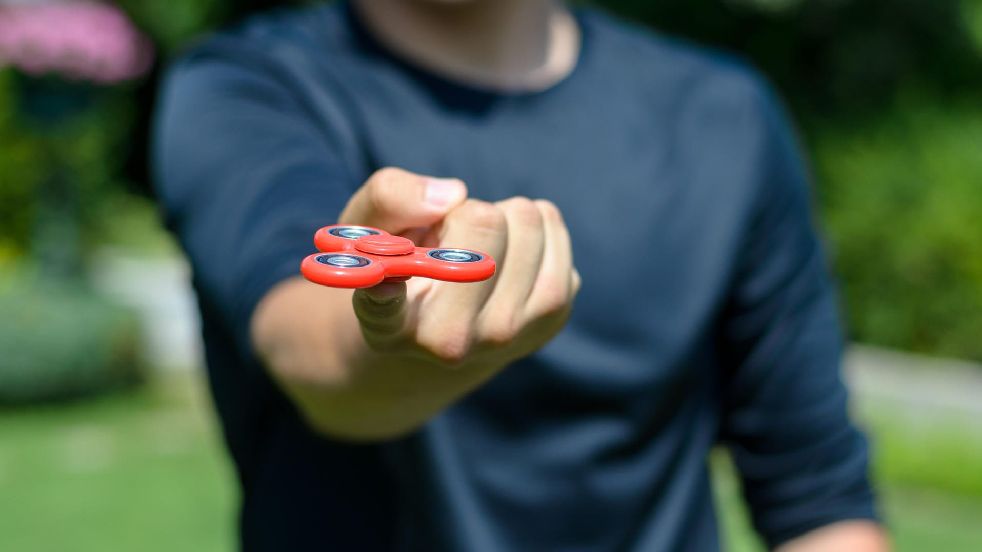 Junge mit Fidget Spinner auf der Hand