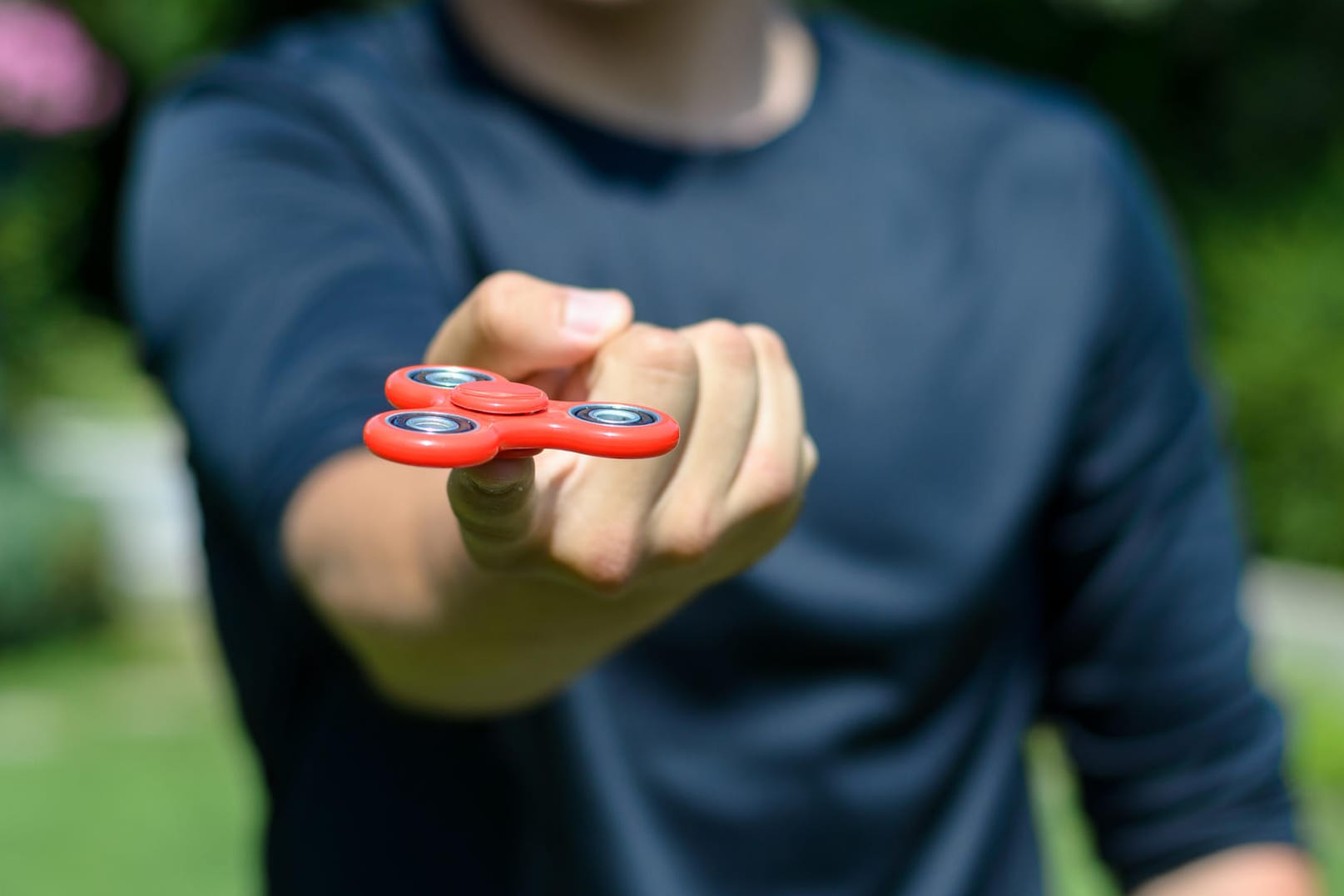 Junge mit Fidget Spinner auf der Hand