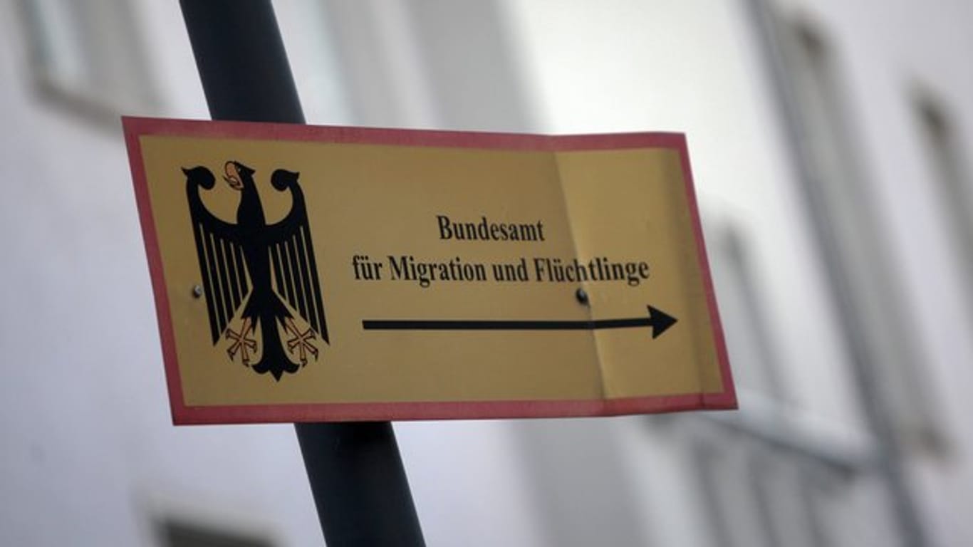 Hinweisschild der Zweigstelle des Bundesamts für Migration und Flüchtlinge in Trier.