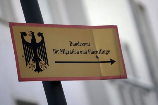 Hinweisschild der Zweigstelle des Bundesamts für Migration und Flüchtlinge in Trier.
